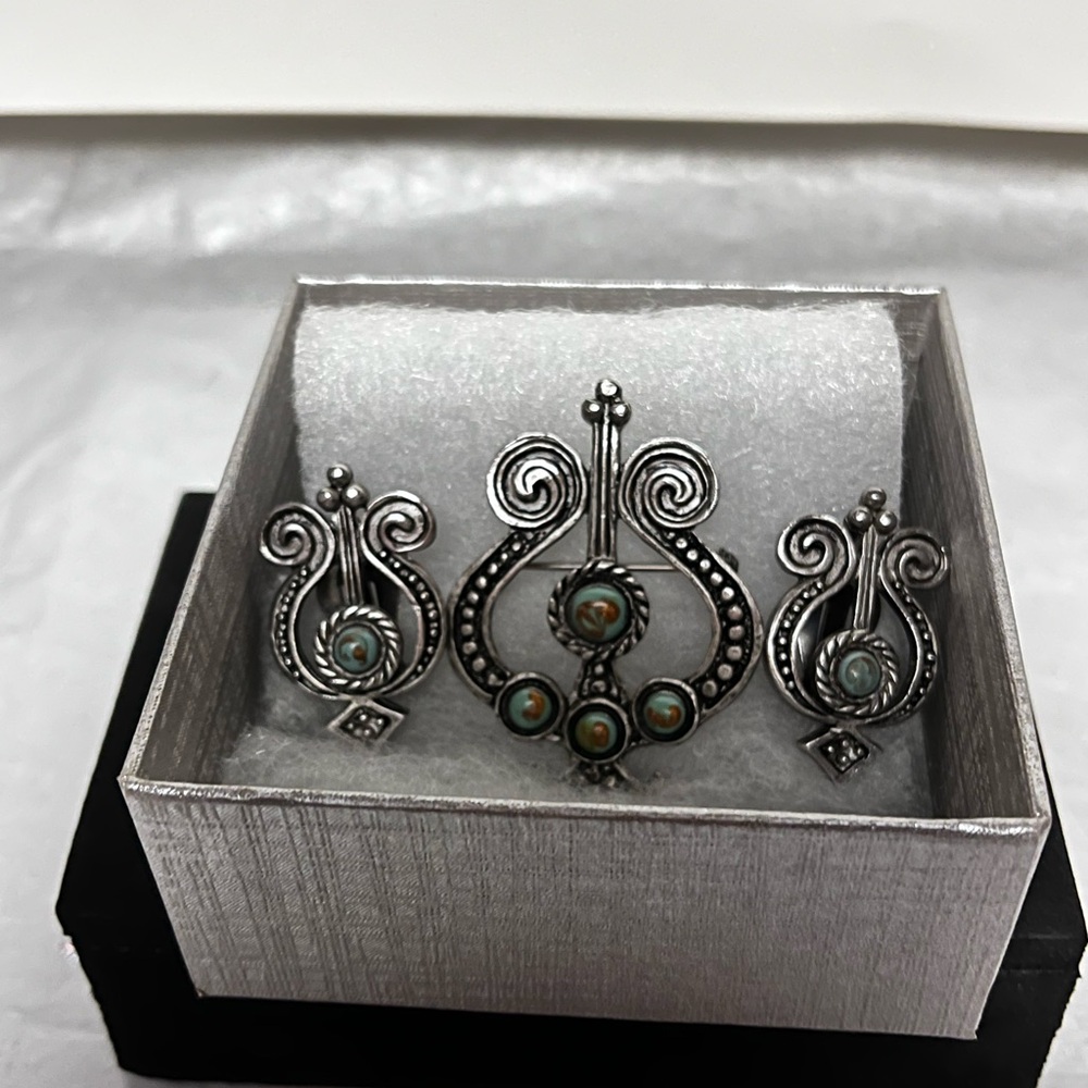 Elegant Silver Tone  and Turquoise Color Jewelry Set. Pin and Clip on Earrings